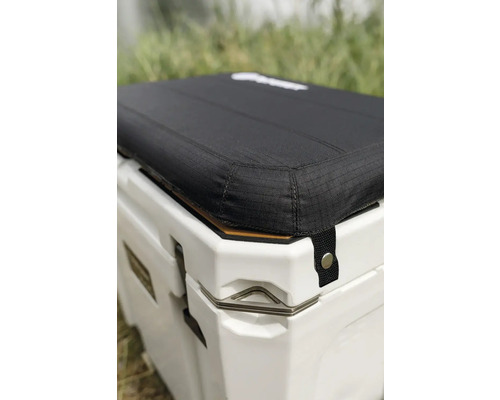 Kühlbox mit schwarzem Sitzkissen für zusätzlichen Komfort