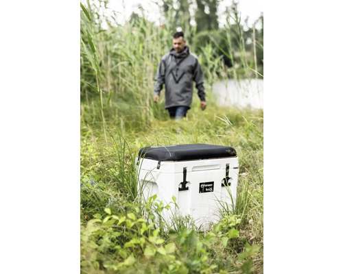 Weiße Kühlbox von Petromax im Outdoor-Einsatz mit Person im Hintergrund.