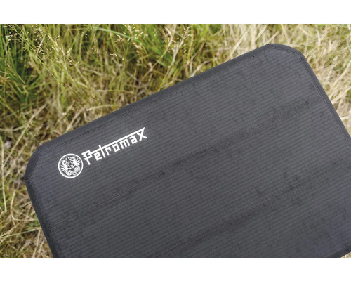 Petromax Sitzkissen auf Grasuntergrund
