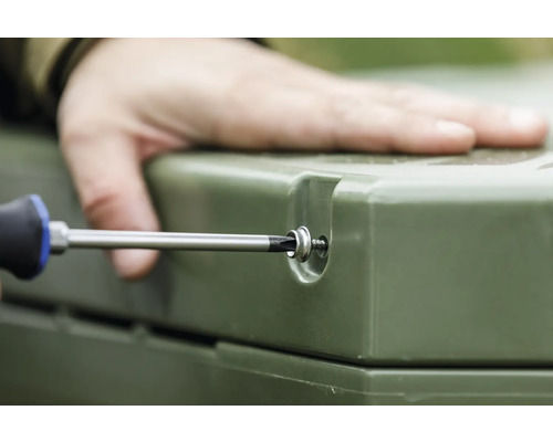 Eine Person schraubt mit einem Schraubendreher eine Schraube in einen Deckel.