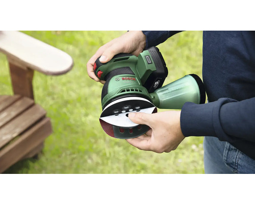 Einhand-Exzenterschleifer mit Staubabsaugung wird von einer Person bedient