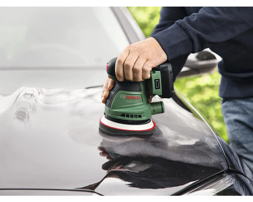 Eine Person poliert mit einem Akku-Poliermaschine von Bosch ein Auto.