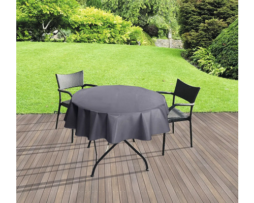 Gartenszene mit Tisch, Stühlen und runder Tischdecke für den Außenbereich.