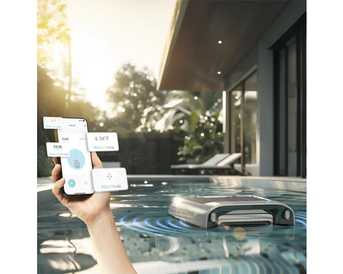 Person steuert Poolreinigungsroboter mit dem Smartphone in einem Außenpool