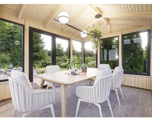 Helles Gartenhaus mit Holzbalken, Esstisch und Stühlen