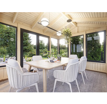 Helles Gartenhaus mit Holztisch und Stühlen für den Außenbereich