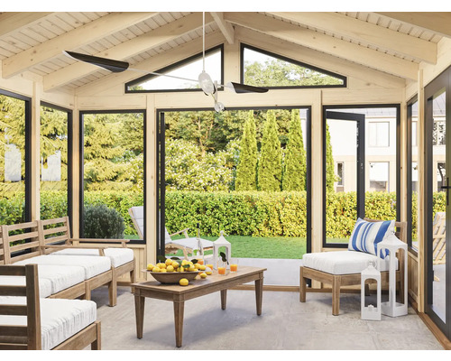 Helle Veranda mit Holzrahmen, Sitzmöbeln und Blick in den Garten