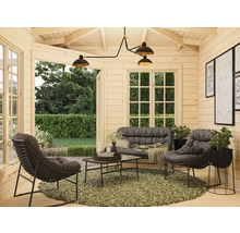 Helle Holzhütte mit Sitzgruppe, Couchtisch und dekorativen Elementen für den Garten