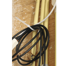 Gebündelte Elektrokabel und Rohre mit Kabelbinder