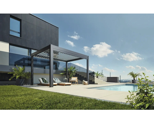 Moderne Terrasse mit Aluminium-Pergola, Liegestühlen und Swimmingpool