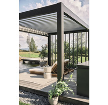 Moderne Pergola mit verstellbaren Lamellen und Gartenmöbeln auf einer Holzterrasse