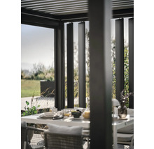 Detailansicht einer modernen Terrassenüberdachung mit Lamellen und einem gedeckten Tisch