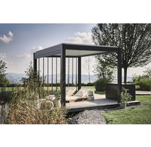 Lounge-Bereich mit Pergola, Liegen und Aufbewahrungsbox im Garten