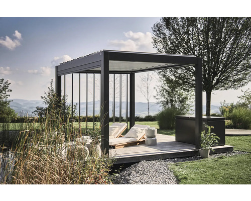 Lounge-Bereich mit Pergola, Liegen und Aufbewahrungsbox im Garten