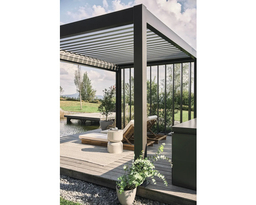 Terrassenüberdachung mit Liegen auf Holzterrasse am Wasser
