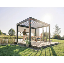 Freistehende Terrassenüberdachung mit Lamellendach, Seitenmarkise und zwei Personen im Garten.