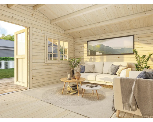 Innenansicht eines Holzhauses mit Fenstern, Tür, Sofa und Tisch