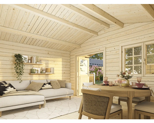 Innenraum eines Holzhauses mit Sofa und Esstisch