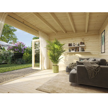 Innenansicht eines hellen Gartenhauses mit Holzverkleidung, Sofa und Blick in den Garten