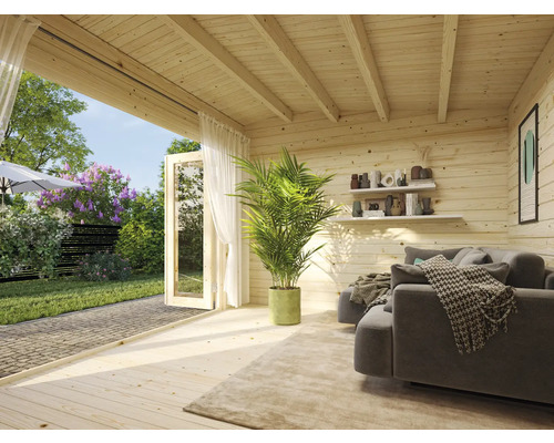 Innenansicht eines hellen Gartenhauses mit Holzverkleidung, Sofa und Blick in den Garten