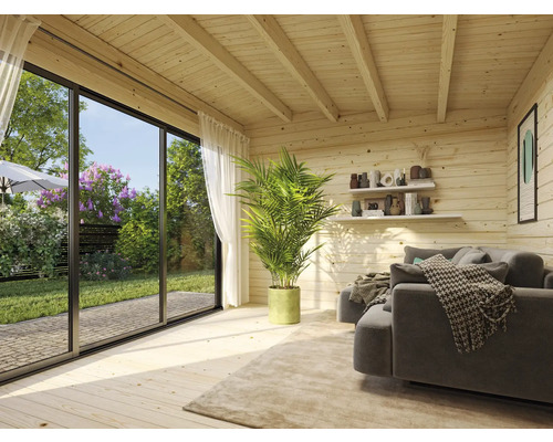 Helle Holzhütte mit Glasfront, grauer Couch und Blick in den Garten