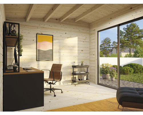 Helles Arbeitszimmer mit Holzvertäfelung, Schreibtisch, Bürostuhl und Blick in den Garten