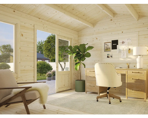 Helles Arbeitszimmer mit Holzvertäfelung, Schreibtisch, Bürostuhl und Zimmerpflanze