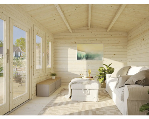 Innenansicht eines hellen Holzgartenhauses mit Fenstern, Sofa und Dekoration