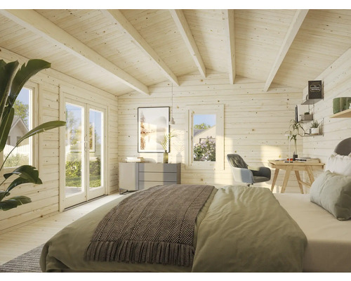 Innenansicht eines Blockhauses mit Bett, Schreibtisch und Kommode