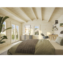 Heller Raum mit Holzvertäfelung, Bett, Kommode und Schreibtisch für ein Ferienhaus