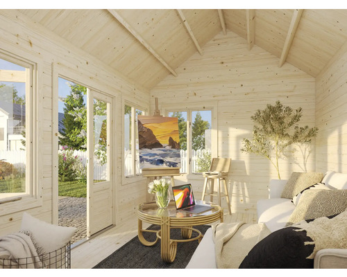 Innenansicht eines hellen Gartenhauses mit Fenstern, Tür, Sofa und Dekoration