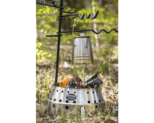 Atago Grill mit Feuer und einem Petromax Wasserkessel