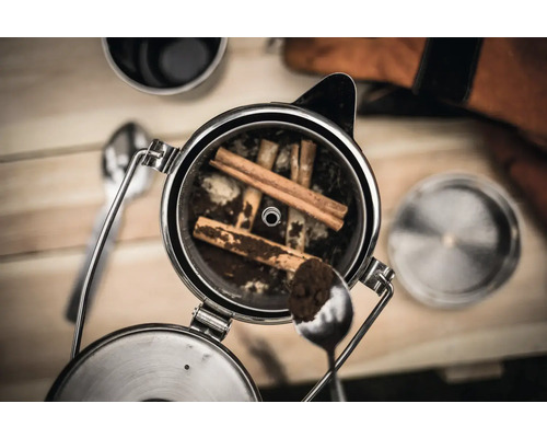 Kaffeepresse mit Kaffeepulver und Zimtstangen