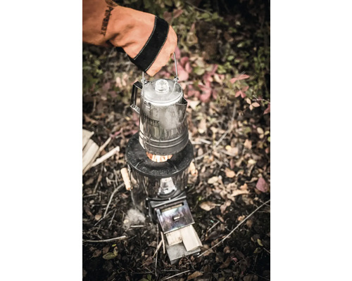 Petromax Kaffeekanne auf einem Holzvergaserkocher mit Holz befeuert