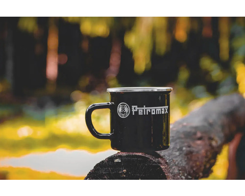 Petromax Emaille Tasse auf Holzstamm