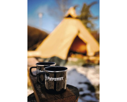 Zwei Petromax Emaille Tassen auf Holz mit Zelt im Hintergrund