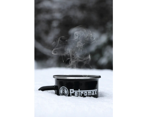 Petromax Logo Emaille Tasse mit heißem Getränk im Schnee