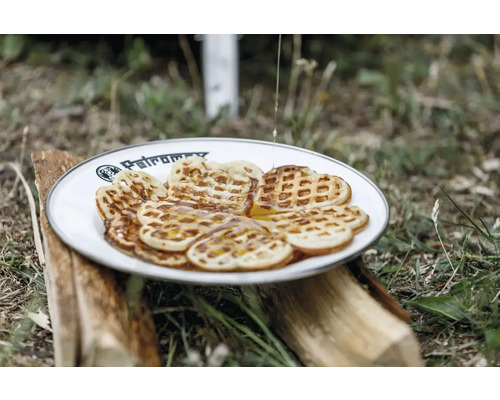 Herzförmige Waffeln mit Sirup auf einem Teller der Marke Petromax