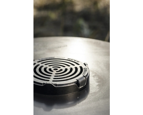 Detailaufnahme eines Grills mit konzentrischem Grillmuster