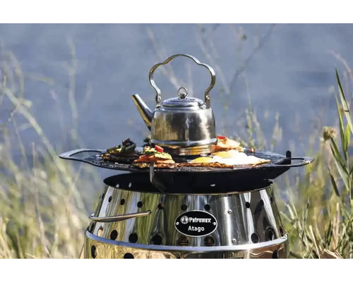 Petromax Atago Grill mit Teekessel und Speisen