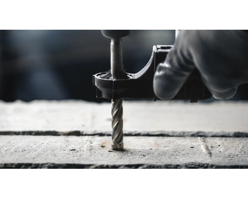 Ein Bohrer bohrt ein Loch in eine Betonoberfläche.