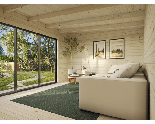 Helles Blockhaus-Interieur mit Sofa, Teppich und Blick in den Garten