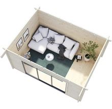 Innenansicht eines Holzhauses mit Sofa, Tisch und Pflanze