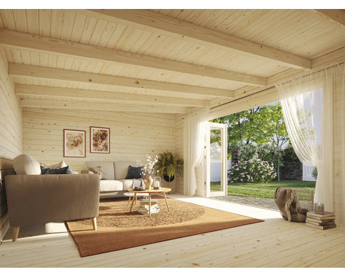 Helle Holzhütte mit Wohnbereich, Sofa, Teppich und Blick in den Garten