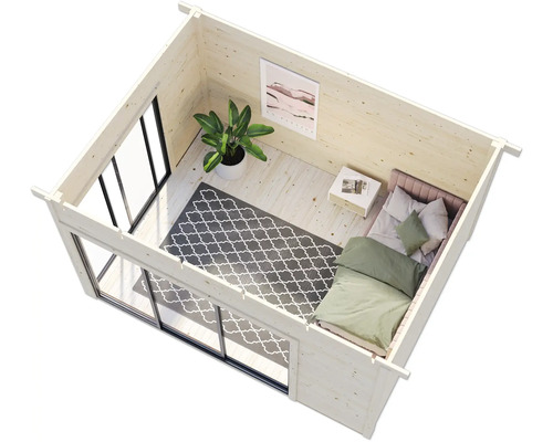 Innenansicht eines Holzhauses mit Bett, Teppich, Pflanze und Fenstern