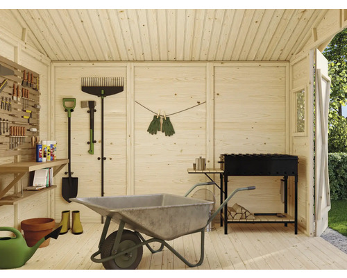 Innenansicht eines Gartenhauses mit Werkzeugen, Schubkarre und Grill