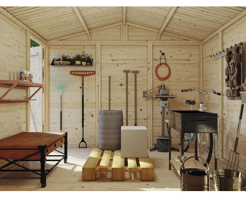 Geräumiger Holzgeräteschuppen mit Gartengeräten und Werkzeugen für die Aufbewahrung