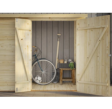 Offene Holztüren zu einem Gartenschuppen mit Fahrrad, Ball und Gartengeräten