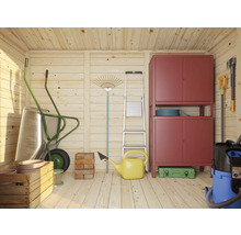 Gartenszene mit Schubkarre, Laubrechen, Leiter und Gartenschrank zur Aufbewahrung von Gartengeräten und Zubehör.