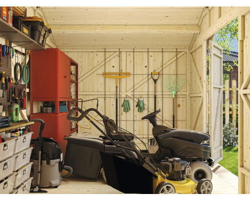 Aufgeräumter Holzgartenhausinnenraum mit Rasenmäher, Gartengeräten und Aufbewahrungssystemen